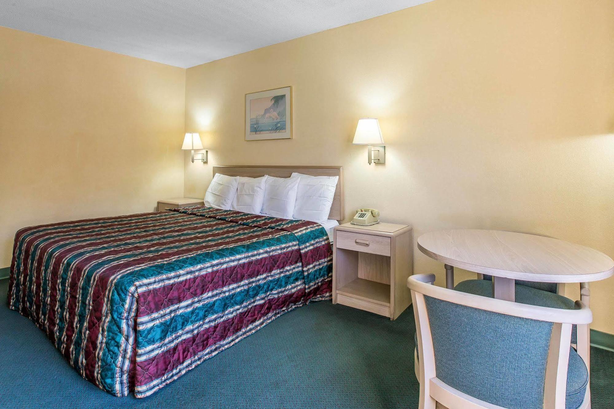 Travelodge By Wyndham Forsyth Dış mekan fotoğraf